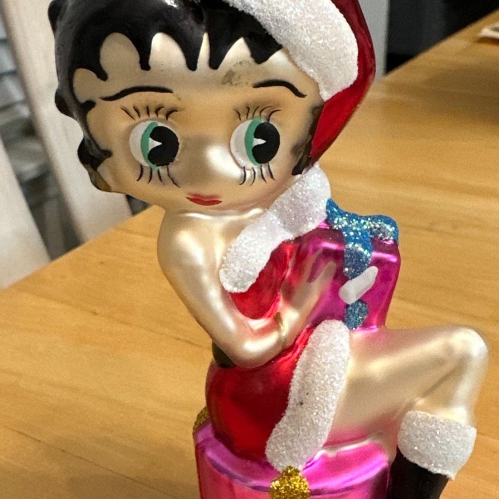 BETTY BOOP ornament Santa Hat, gift, sitting on hat box